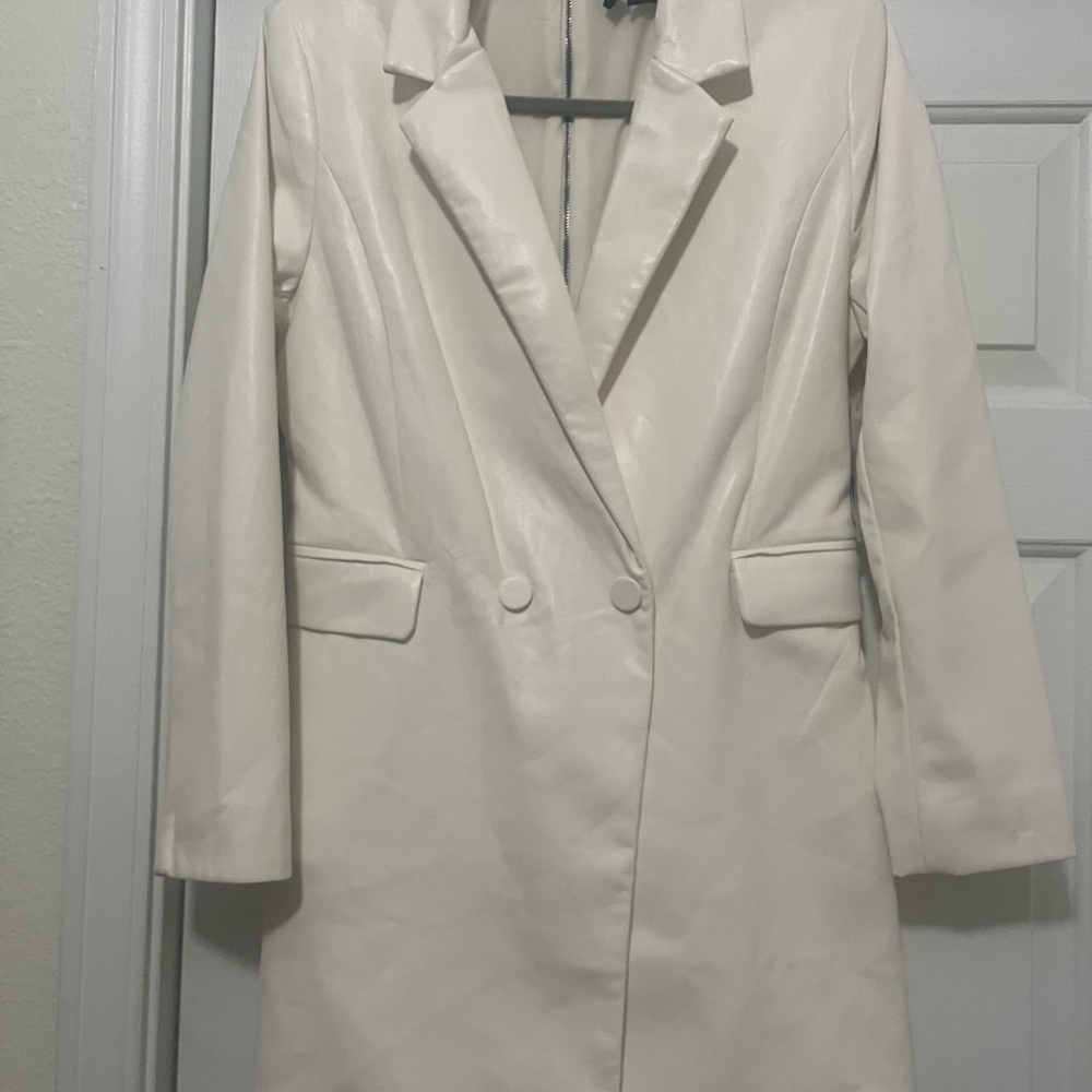 Alice + Olivia Kyrie Tuxedo Skort
Romper - Picture 11 of 16